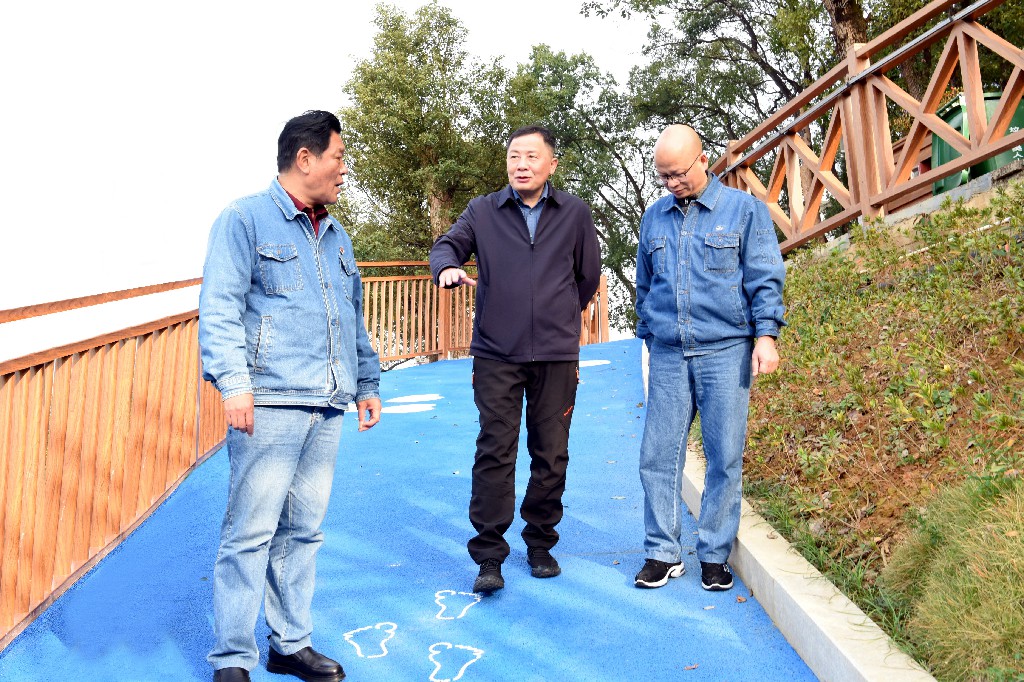 1701854325838580.jpg 李翔书记四下基层MK网官方站网页版社区调研-1.jpg