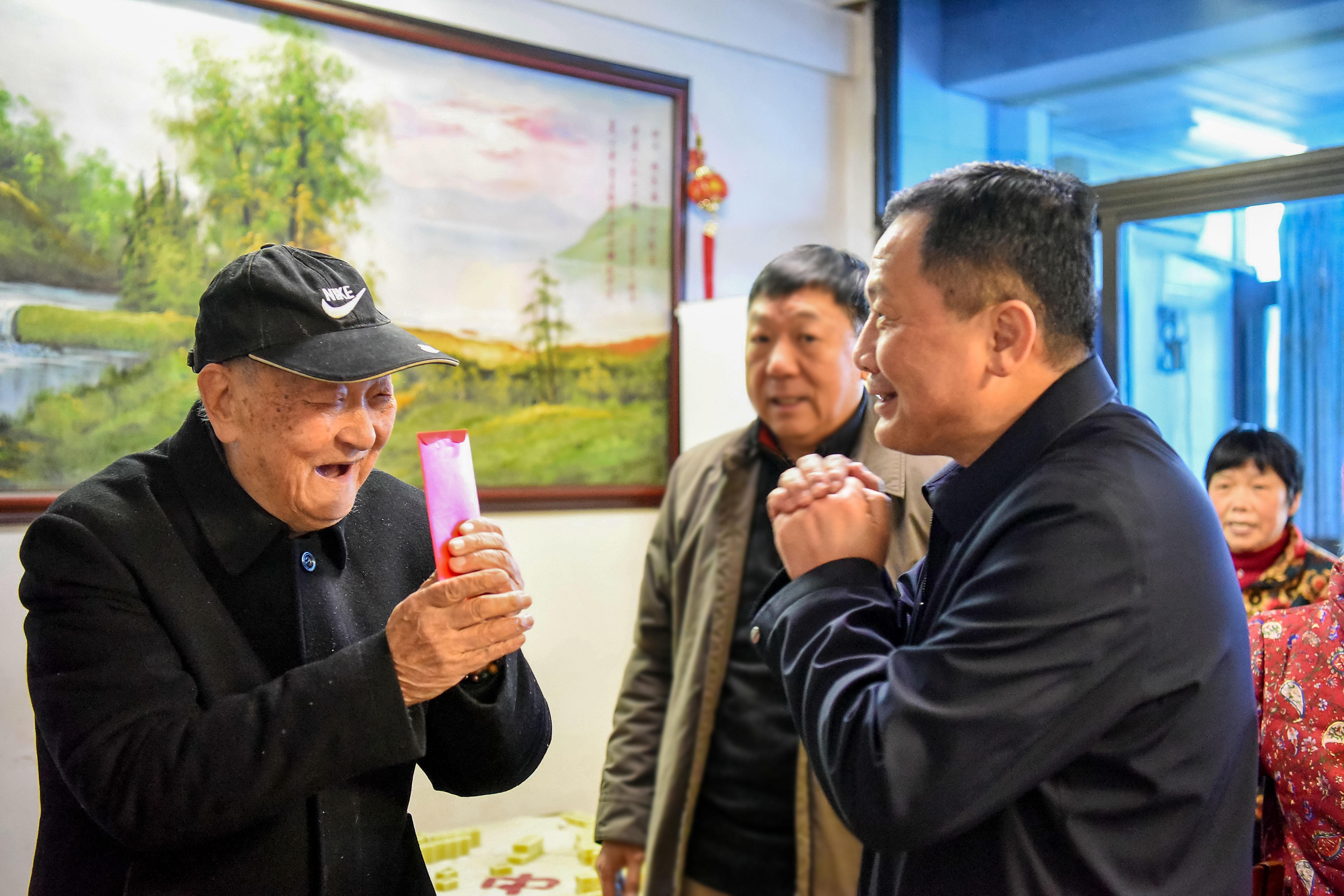 1706240628457335.jpg 慰问老干部.jpg